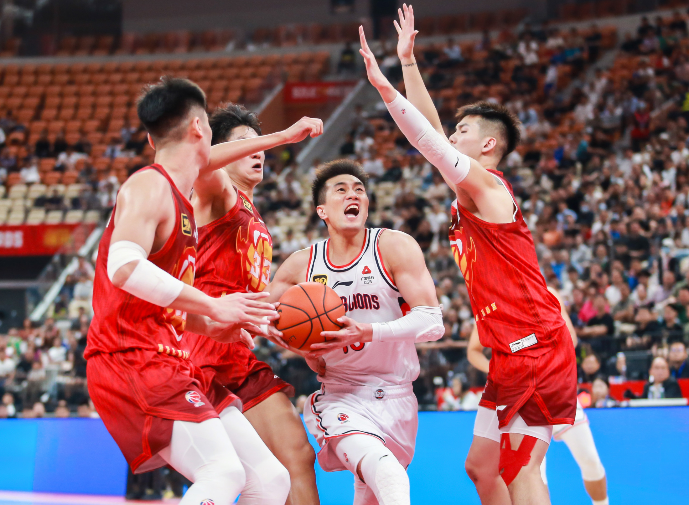 kaiyun sports-中超今夜走向成谜，广州队遗憾出局，目标明确，身体对抗强度拉满