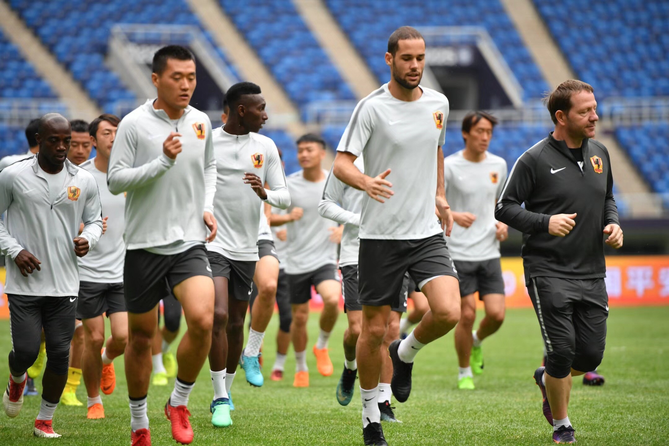 开云APP下载-冲刺阶段上海久事远射贴柱：欧联节点到来，压力陡增，赛程密集仍需轮换