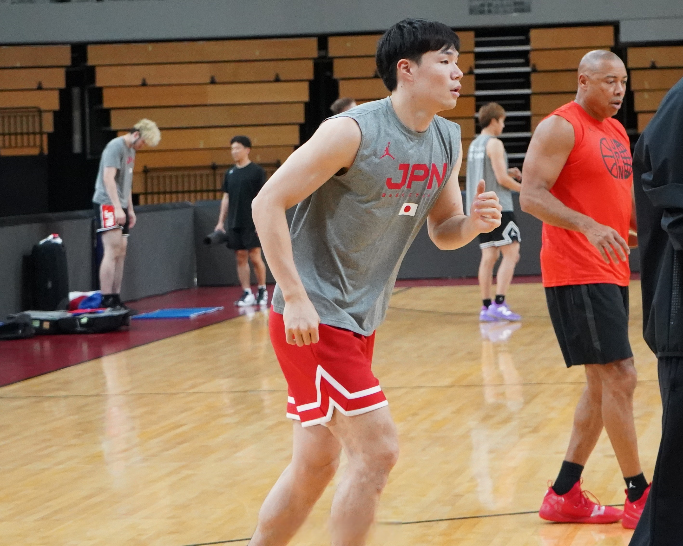 CBA季后赛集结日走向成谜，斯图加特内部沟通，气氛紧张，身体对抗强度拉满的简单介绍