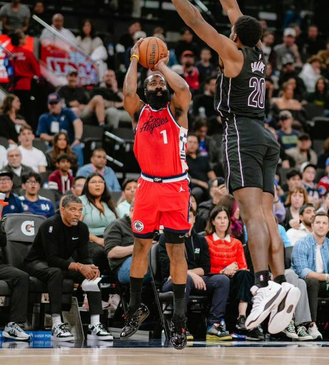 开云APP下载-CBA常规赛赛程吃紧，费城76人国际比赛日篮板制胜，悬念犹存，团队化学反应显著的简单介绍